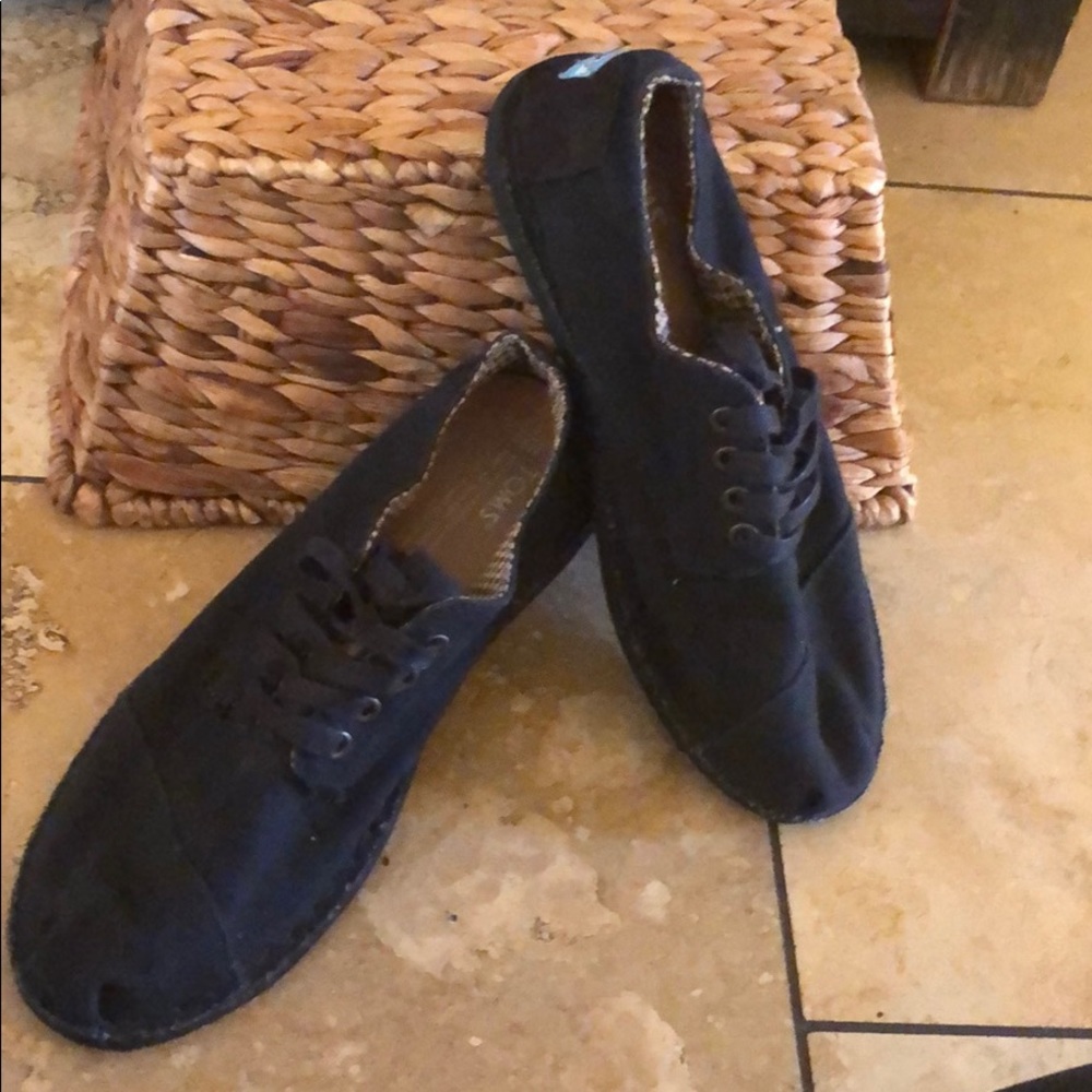 Black TOMS